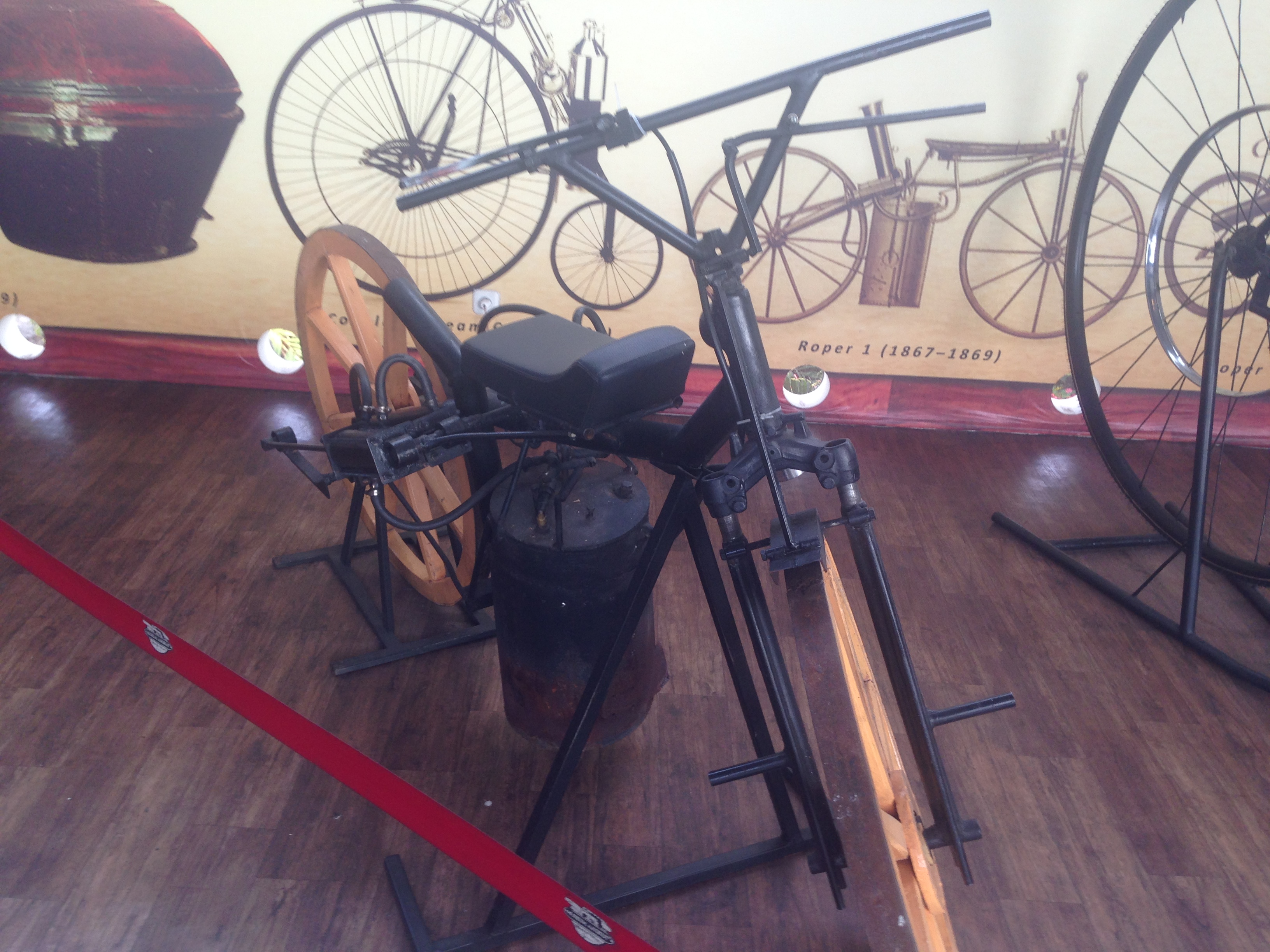 Model sepeda motor awal terbuat